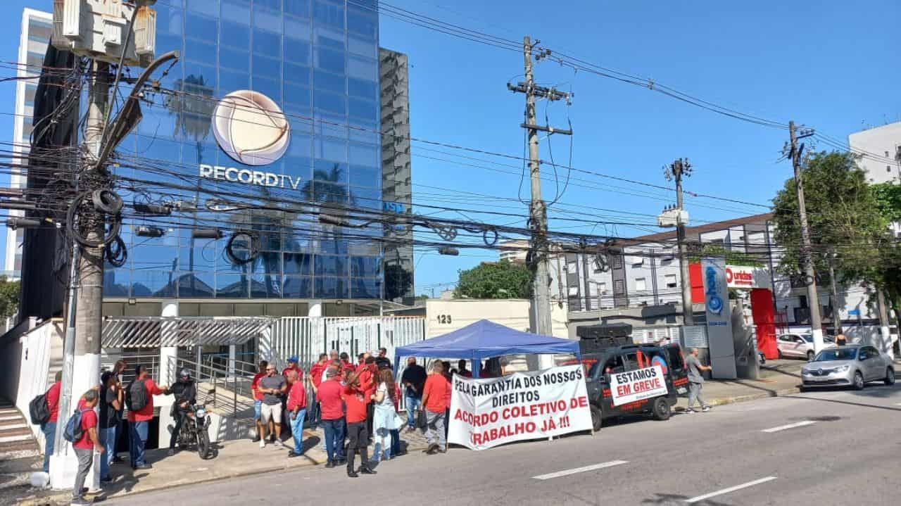 Manifestantes na porta de afiliada da Record com cartazes