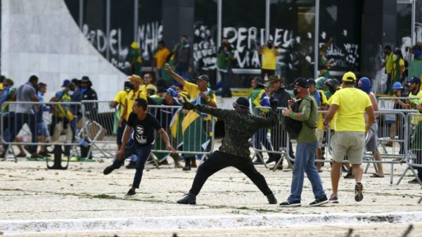 Manifestantes no 8 de janeiro em Brasília