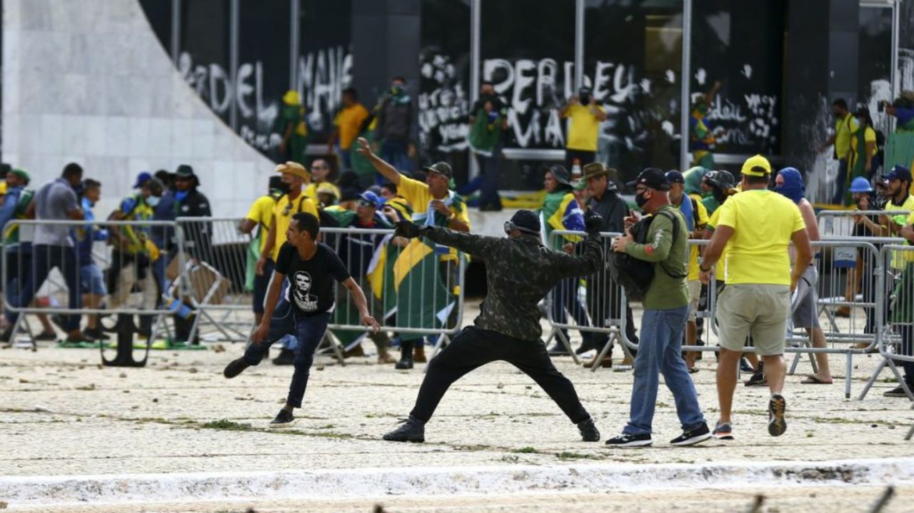 Manifestantes no 8 de janeiro em Brasília