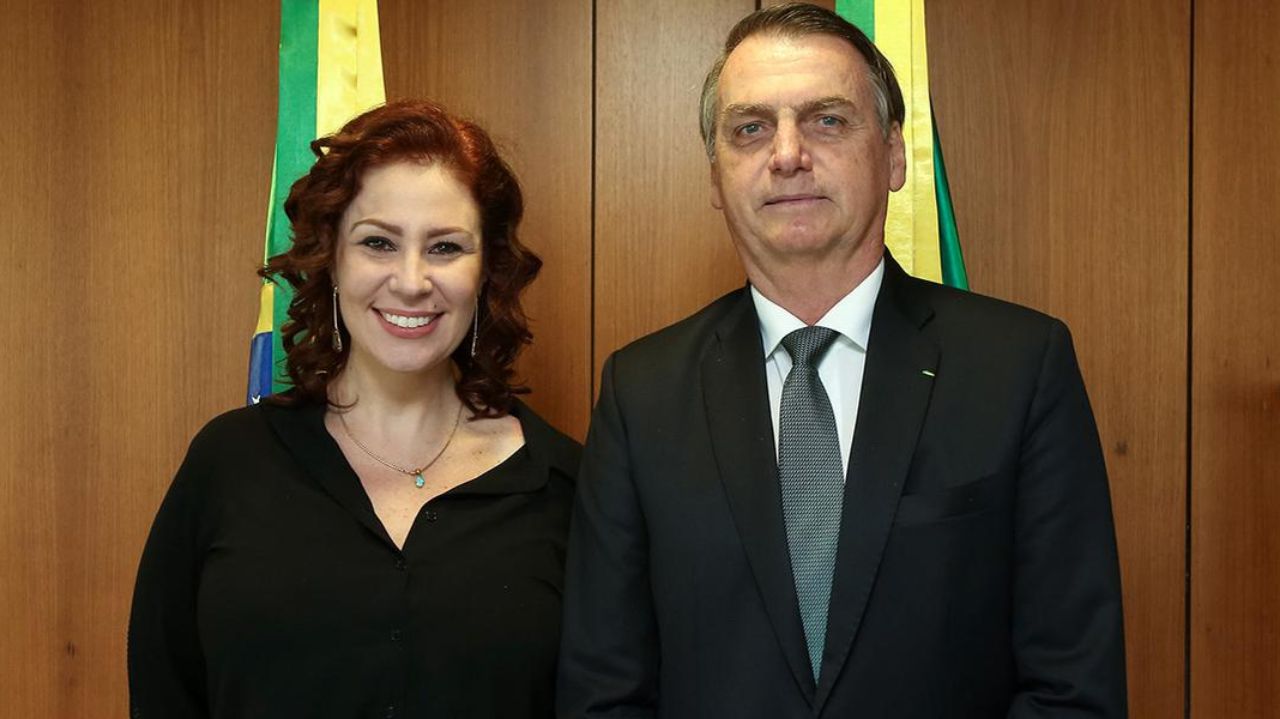 Carla Zambelli e Jair Bolsonaro posando lado a lado