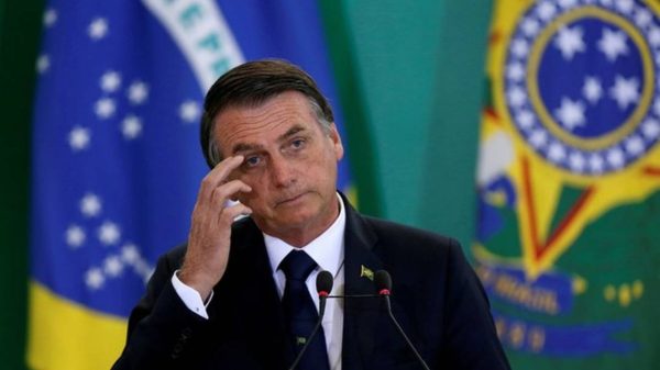 Jair Bolsonaro com expressão triste, coçando a cabeça