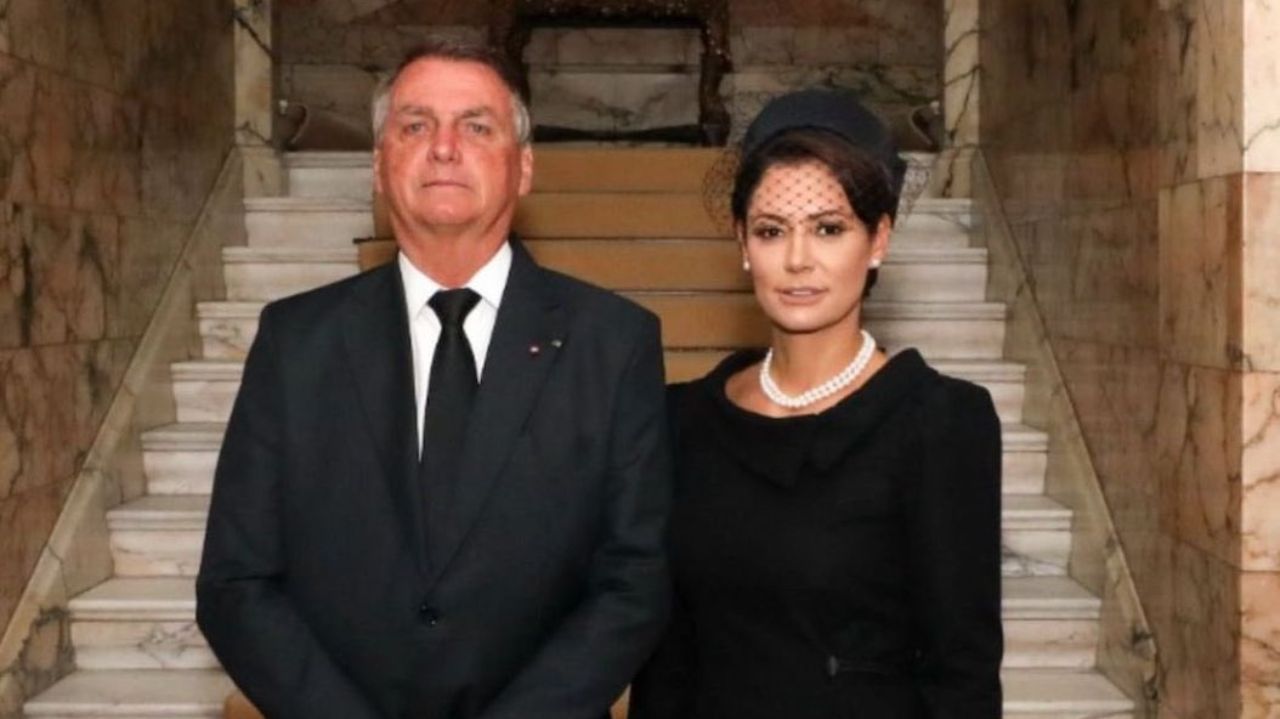 Jair e Michelle Bolsonaro de roupas pretas, posando sérios para foto