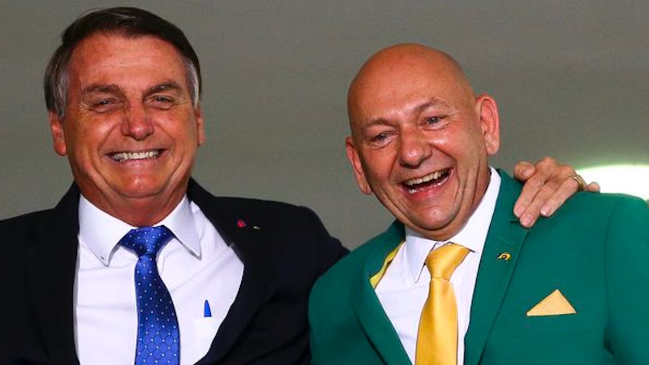 Jair Bolsonaro e Luciano Hang sorrindo abraçados