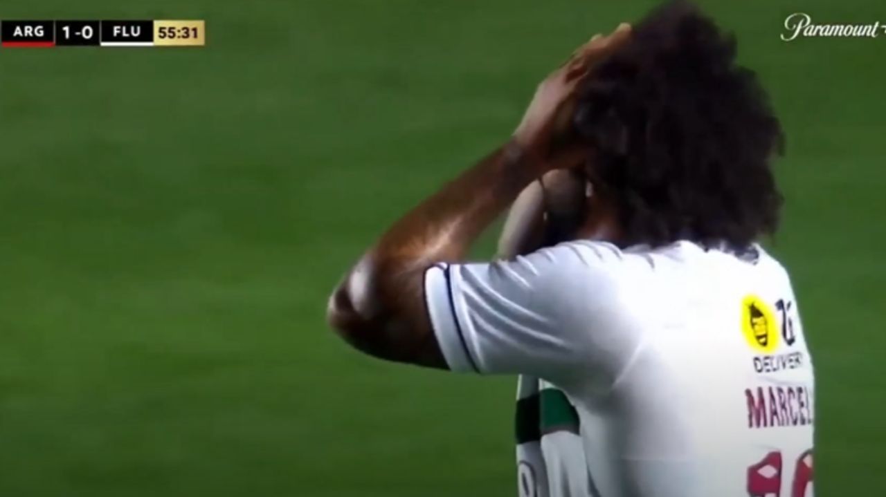 Marcelo de lado, com as mãos na cabeça