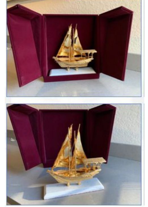 O barco de ouro de luxo na caixa