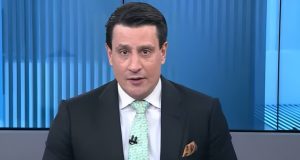 Tiago Pavinatto falando e olhando pra câmera