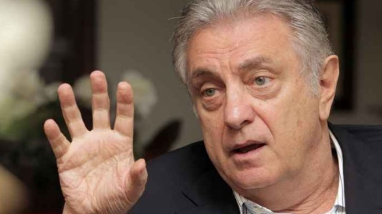 Wálter Maierovitch falando e gesticulando, com expressão assustada