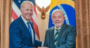 Joe Biden e Lula sorrindo em aperto de mãos