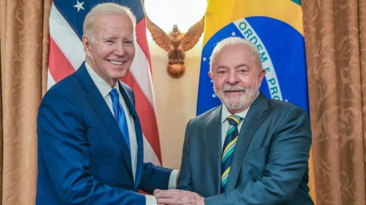 Joe Biden e Lula sorrindo em aperto de mãos