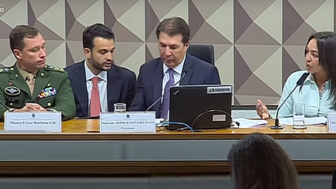 Mauro Cid durante depoimento na CPI do 8 de Janeiro, olhando para o lado e fardado