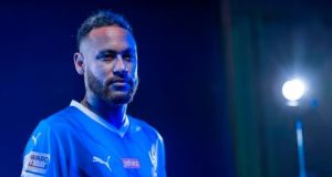 Neymar posando sem sorrir