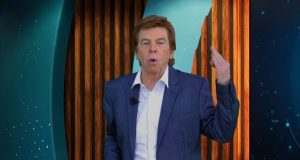 Nelson Rubens falando com expressão séria