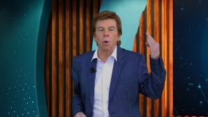 Nelson Rubens falando com expressão séria
