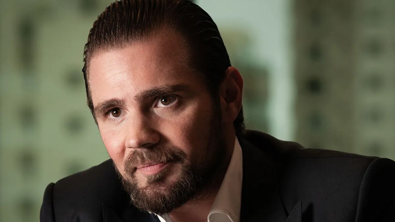 Daniel Vorcaro com expressão séria, olhando para o lado