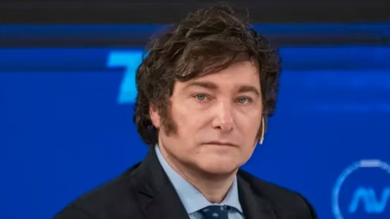 Javier Milei olhando para a câmera, com expressão séria