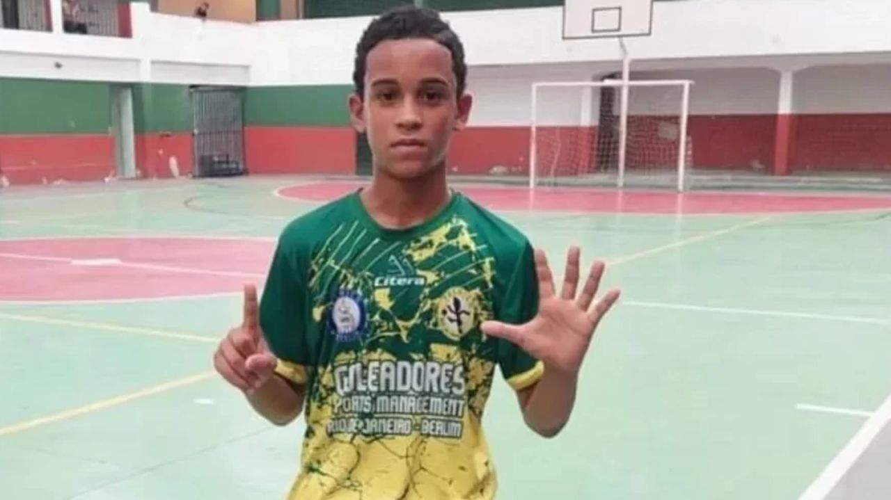 Thiago Menezes com expressão séria em campo de futebol