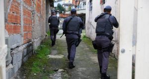 Agentes do Baep de costas durante operação