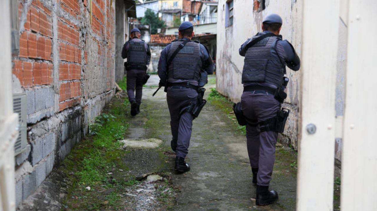 Agentes do Baep de costas durante operação