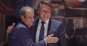 Valdemar Costa Neto e Jair Bolsonaro sorrindo e se abraçando