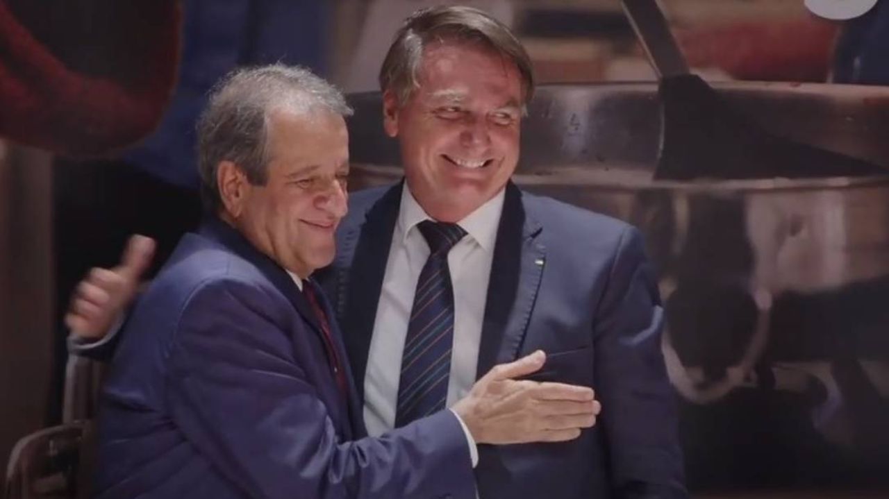 Valdemar Costa Neto e Jair Bolsonaro sorrindo e se abraçando