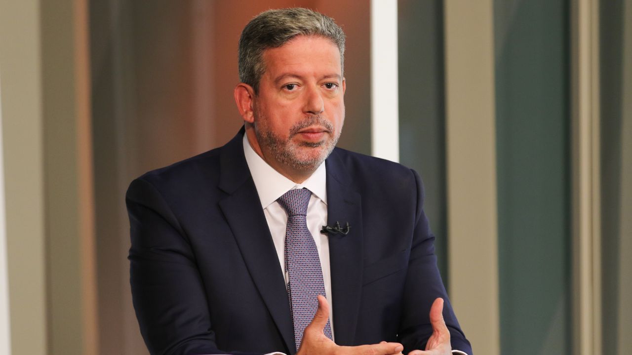 Arthur Lira com expressão de desânimo e roupa social