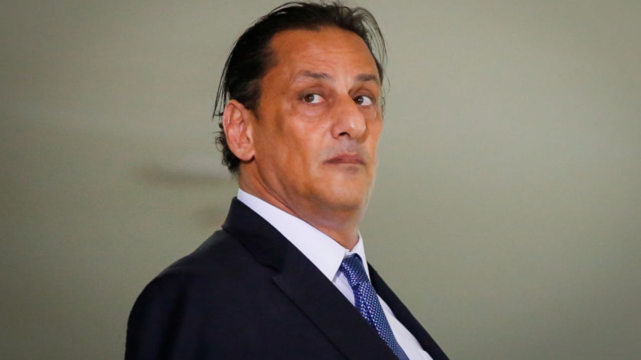 Federick Wassef olhando pra frente com expressão séria