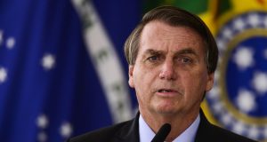 Jair Bolsonaro com expressão de preocupação