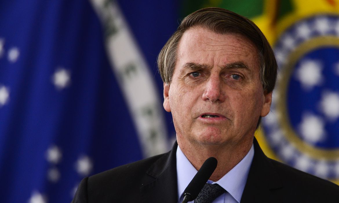 Jair Bolsonaro com expressão de preocupação