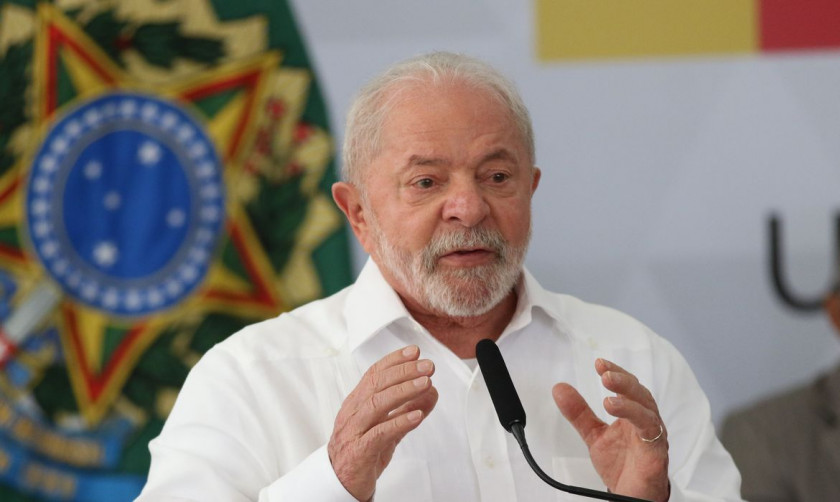 Lula de camisa social branca, falando em microfone