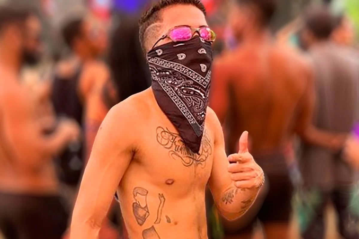 José Henrique Aguiar Soares sem camisa, de óculos e bandana