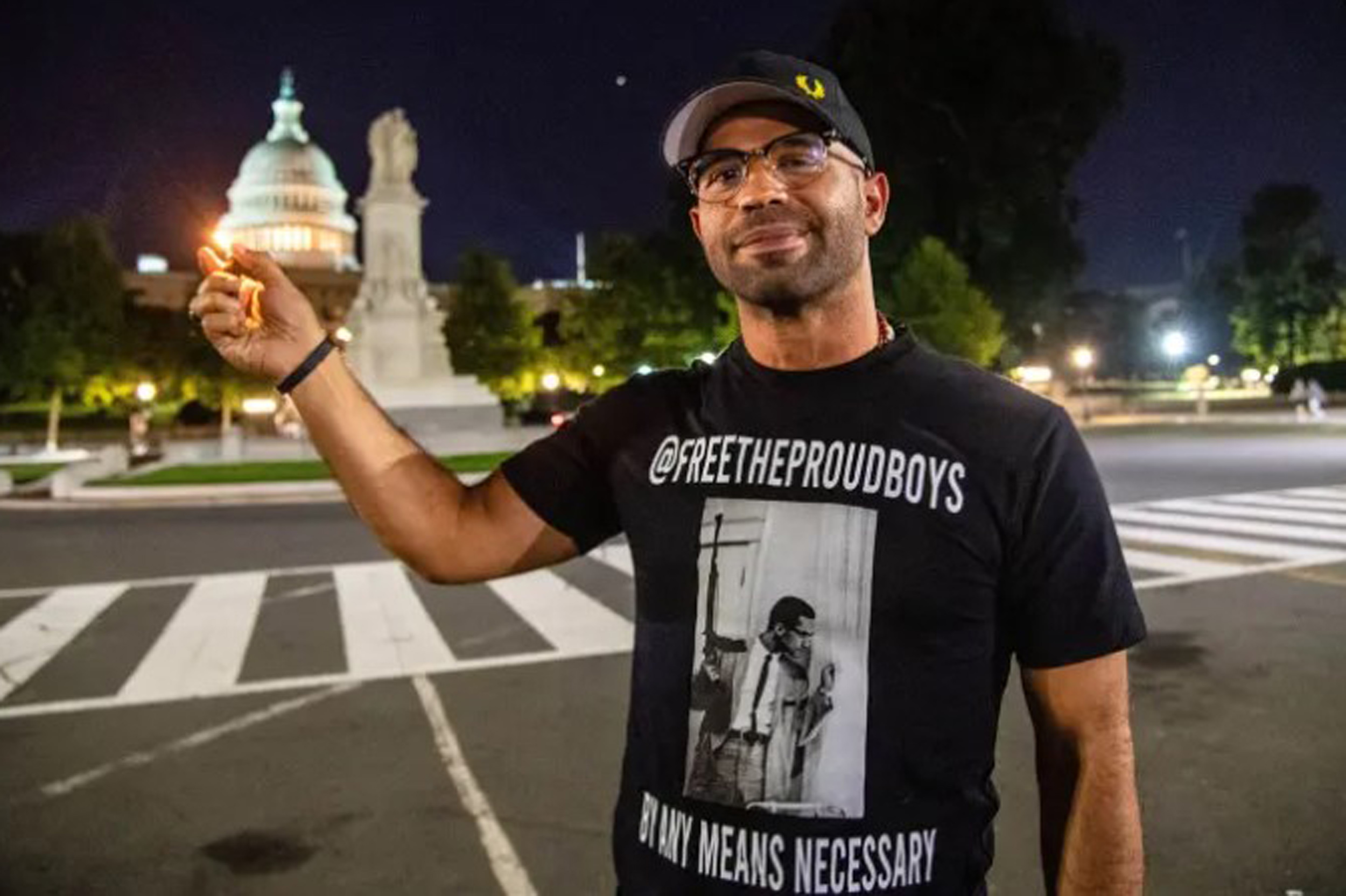 Enrique Tarrio usando camiseta preta do Proud Boys e boné preto