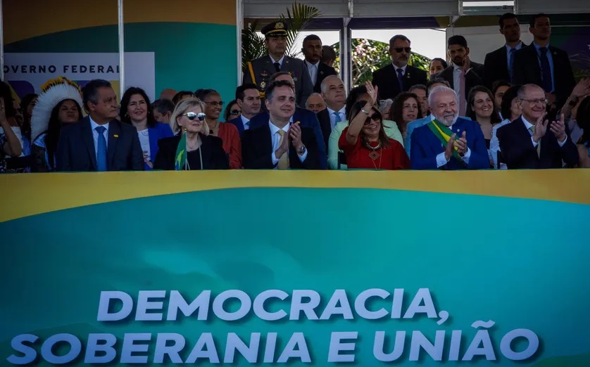 Lula e aliados reunidos em palanque do 7 de setembro
