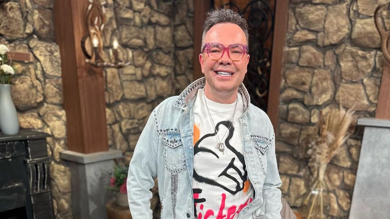 Felipeh Campos posando e sorrindo para foto