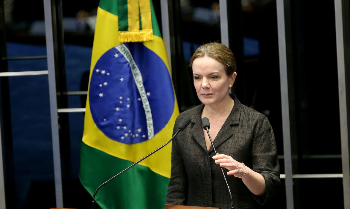 Gleisi de cabelo preso, falando