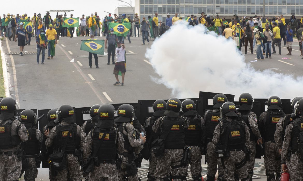 Agentes contra manifestantes em 8 de janeiro em Brasília