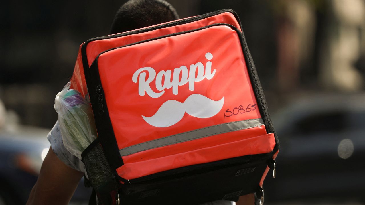 Entregador de costas com mochila da Rappi