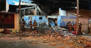 Destroços de incêndio em loja de fogos