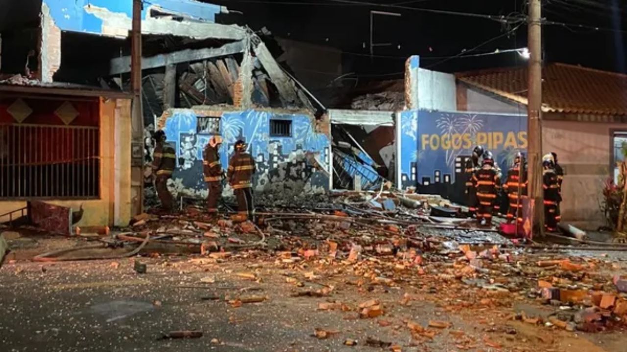 Destroços de incêndio em loja de fogos