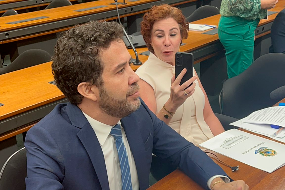 VÍDEO - "Você será presa", diz Janones a Zambelli durante discussão na  Câmara