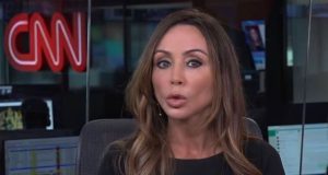 Elaine Bast de roupa escura, falando pra câmera em cenário da CNN Brasil