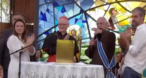 Padre Júlio Lancelloti durante missa em que recebeu medalha.