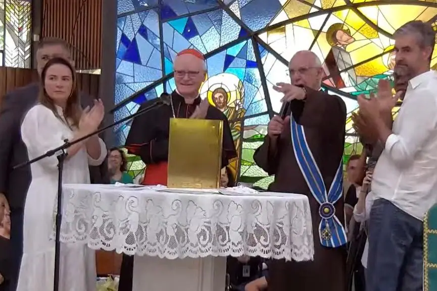 Padre Júlio Lancelloti durante missa em que recebeu medalha. 