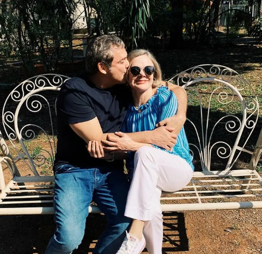 Lindbergh Farias beija a namorada, Gleisi Hoffmann