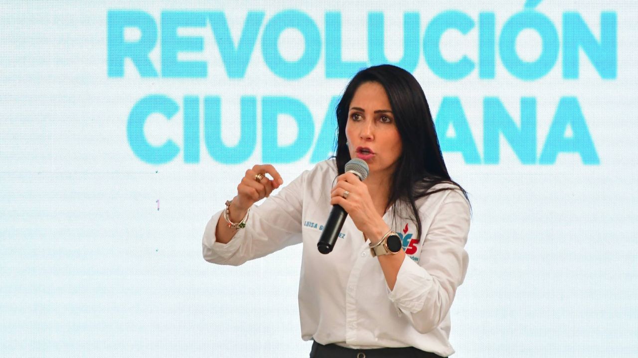 Luisa González falando em microfone e gesticulando, com expressão séria