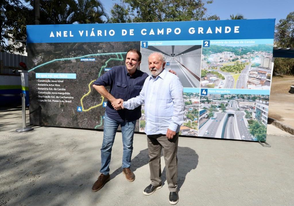 Eduardo Paes e Lula em aperto de mãos