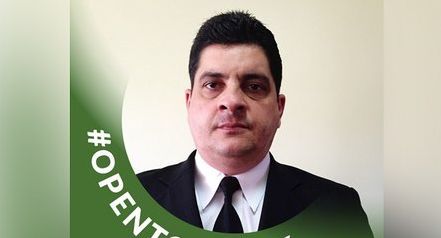 Marcelo Costa Câmara com expressão séria