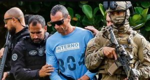 Marcola cercado de policiais e de óculos escuros