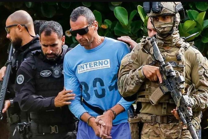 Marcola cercado de policiais e de óculos escuros