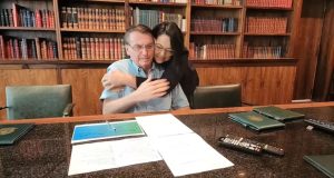 Elizangela Ramos de Souza Castelo Branco, intérprete de Libras, abraçando Jair Bolsonaro por trás