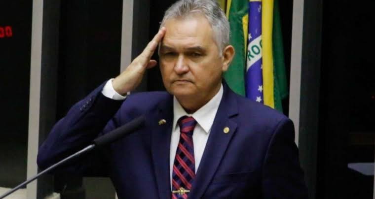 General Girão fazendo gesto de continência